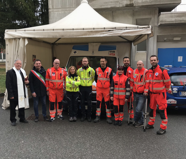 Cerimonia inaugurazione servizi emergenza 118 con sindaco, parroco e volontari Croce Blu Italia in divisa rossa