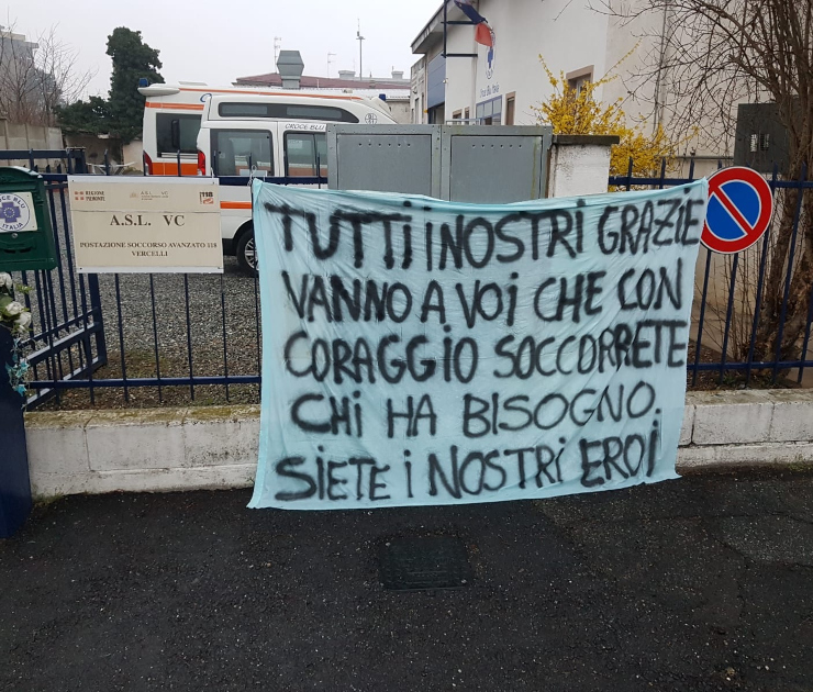 Striscione di ringraziamento cittadini davanti sede Croce Blu Vercelli durante emergenza COVID-19 marzo 2020