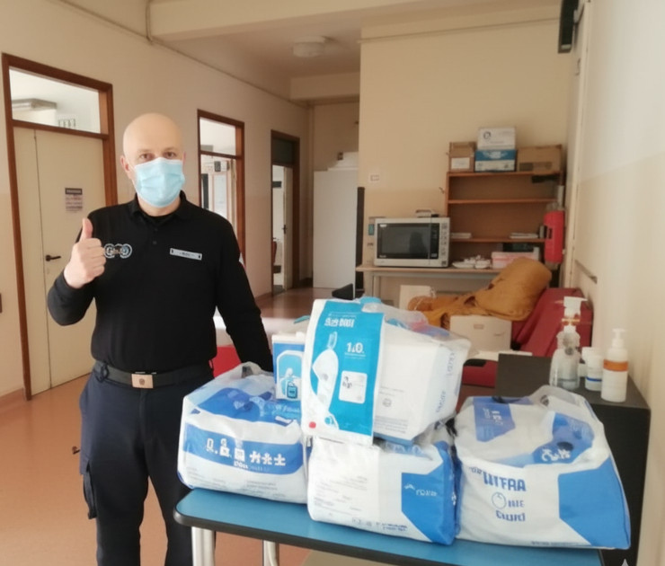 Volontario Croce Blu con pollice alzato riceve donazione dispositivi protezione da AVIS Valdilana