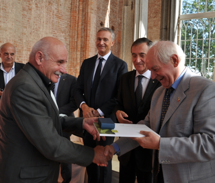Cerimonia consegna riconoscimento Fondazione CRT 2011 con stretta di mano ufficiale e autorità presenti