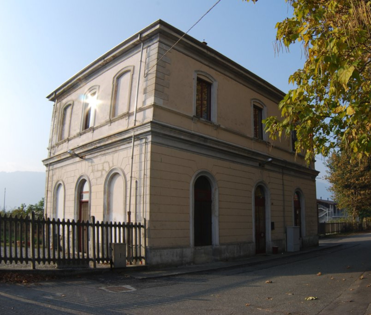 Edificio storico dell'ex stazione ferroviaria di Montalto Dora, struttura a due piani in pietra con finestre ad arco che ospita la sede di Croce Blu Italia dal 2008