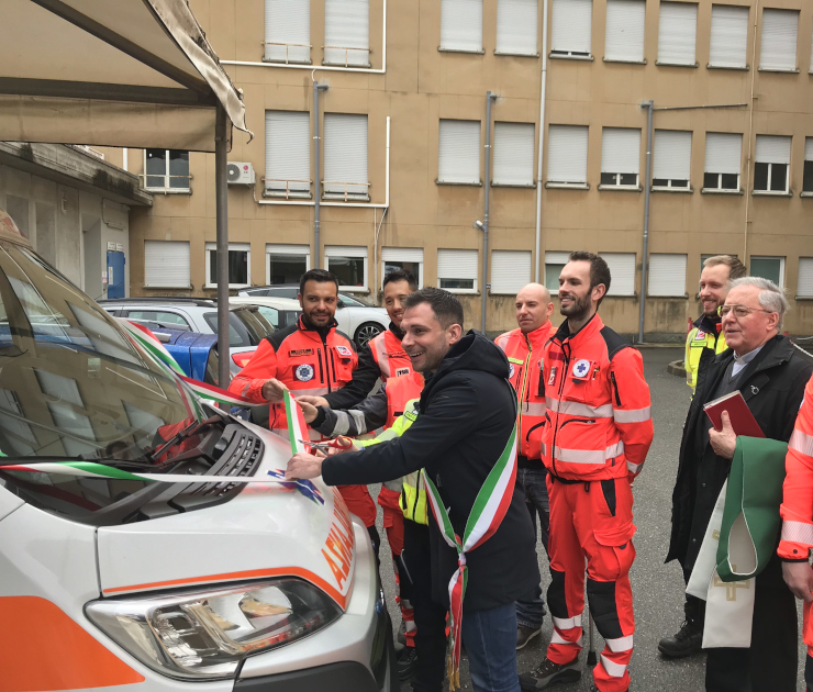 Inaugurazione ambulanza medicalizzata Gattinara con sindaco fascia tricolore, parroco e squadra volontari Croce Blu