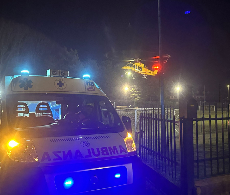 Ambulanza medicalizzata Croce Blu Italia di notte con luci di emergenza accese per servizio 118 Vercelli