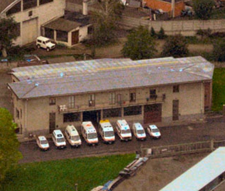 Facciata esterna della sede di Croce Blu Italia in Via Santa Maria di Campagnate a Biella con ambulanze parcheggiate