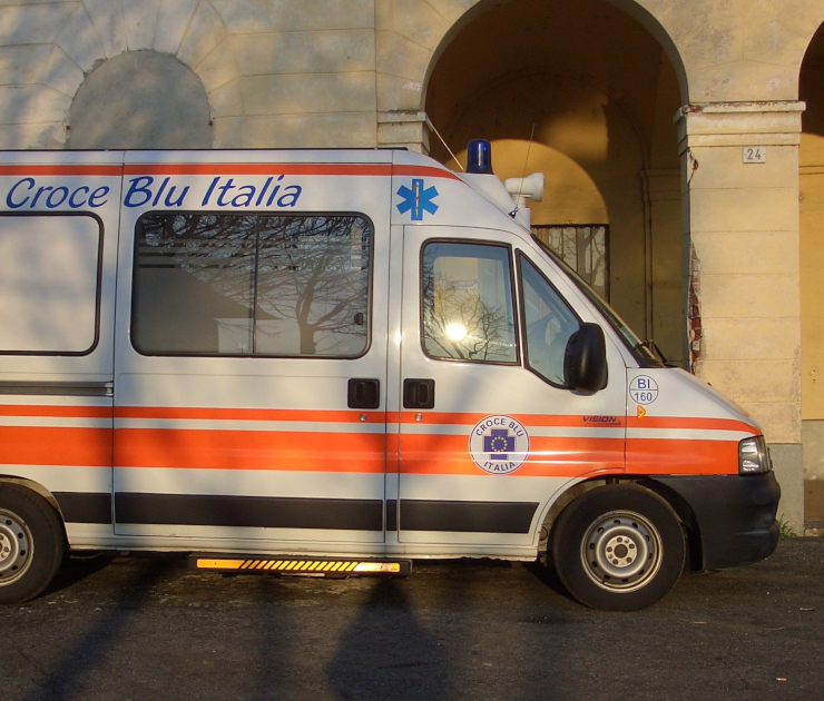 Ambulanza Croce Blu Italia davanti sede Asigliano Vercellese 2010 ex stazione ferroviaria servizi trasporto sanitario