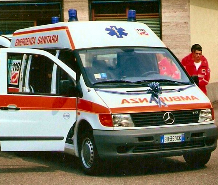 Ambulanza storica 1999 Pubblica Assistenza Valle Elvo volontari divisa rossa nascita Simone Graglia via Ivrea