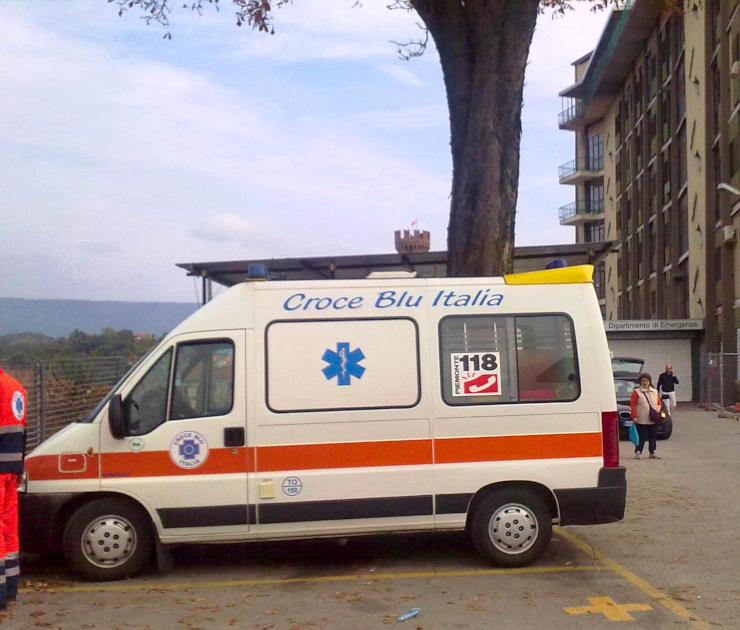 Ambulanza Croce Blu Italia parcheggiata presso l'ospedale di Ivrea, dove erano precedentemente ospitati i servizi MSA h24