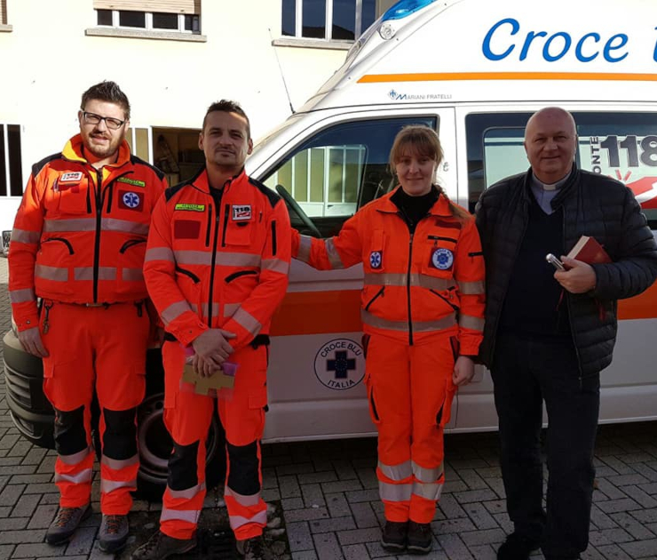 Inaugurazione ambulanza medicalizzata Varallo Sesia 2016 volontari parroco autorità Fondazione CRT servizio 118 Valsesia