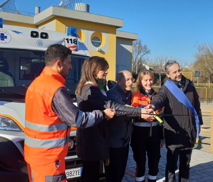 Cerimonia taglio nastro donazione ambulanza Avvocato Carlo Olmo con sindaco Forte e volontari Croce Blu